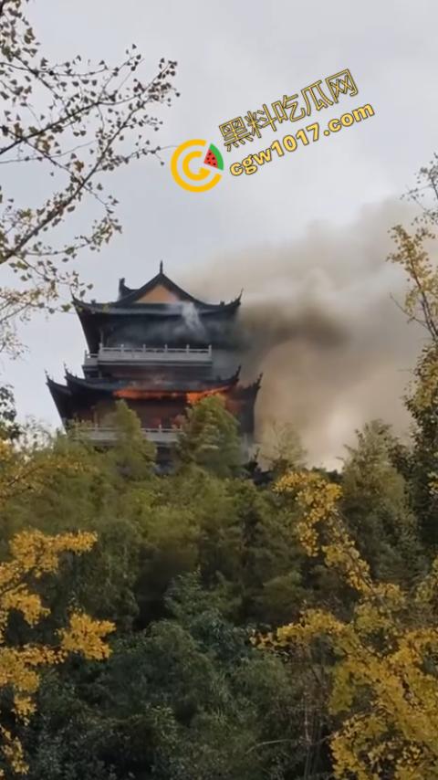 张家港凤凰山火焰翻腾：古寺在烈火中化为飞灰，黑烟滚滚，古建焦黑，无情怒火吞噬文化遗珍，可怕景象令人心碎  第5张