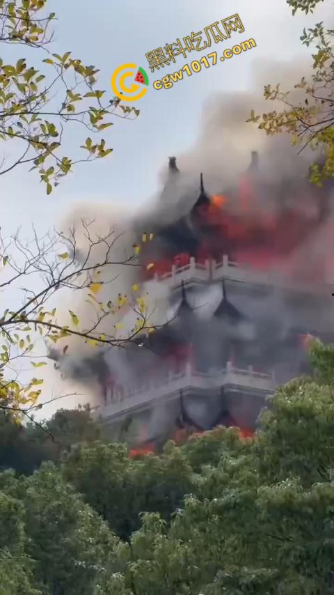 张家港凤凰山火焰翻腾：古寺在烈火中化为飞灰，黑烟滚滚，古建焦黑，无情怒火吞噬文化遗珍，可怕景象令人心碎  第9张
