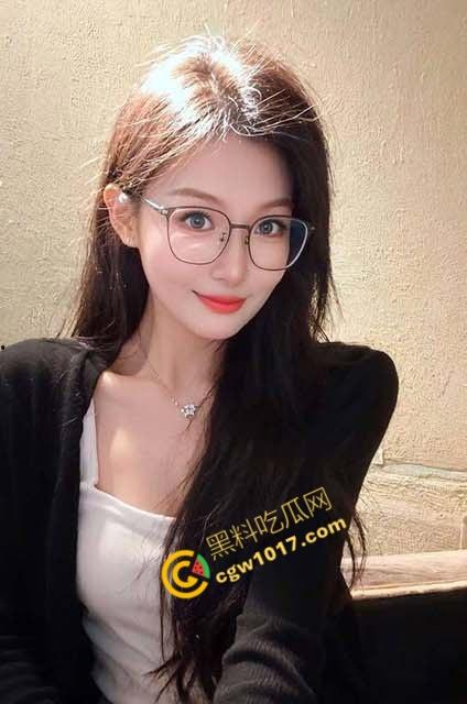 嫂子性感新衣迷人，白丝勾魂一夜癫狂，门开欲望乱飞射，极致快感让两人都难以自持  第1张