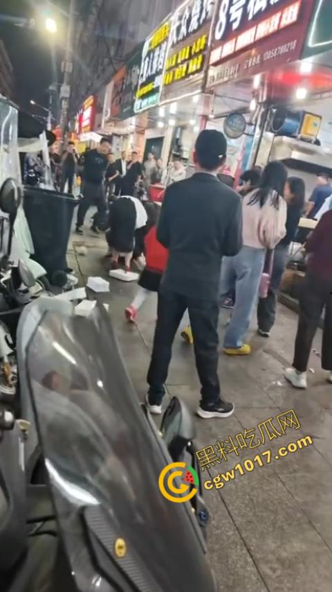 热闹龙港夜市：原配大战小三，血雨腥风惊百客围观！温州最疯狂烧烤摊街头对决，拳风猛烈，头发乱飞，争风吃醋，看个痛快！  第1张