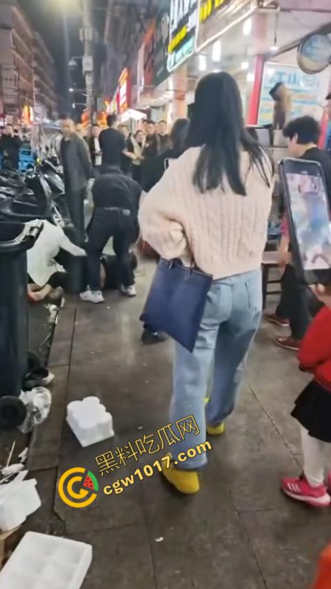 热闹龙港夜市：原配大战小三，血雨腥风惊百客围观！温州最疯狂烧烤摊街头对决，拳风猛烈，头发乱飞，争风吃醋，看个痛快！  第2张