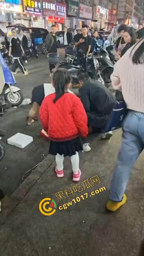 热闹龙港夜市：原配大战小三，血雨腥风惊百客围观！温州最疯狂烧烤摊街头对决，拳风猛烈，头发乱飞，争风吃醋，看个痛快！  第3张
