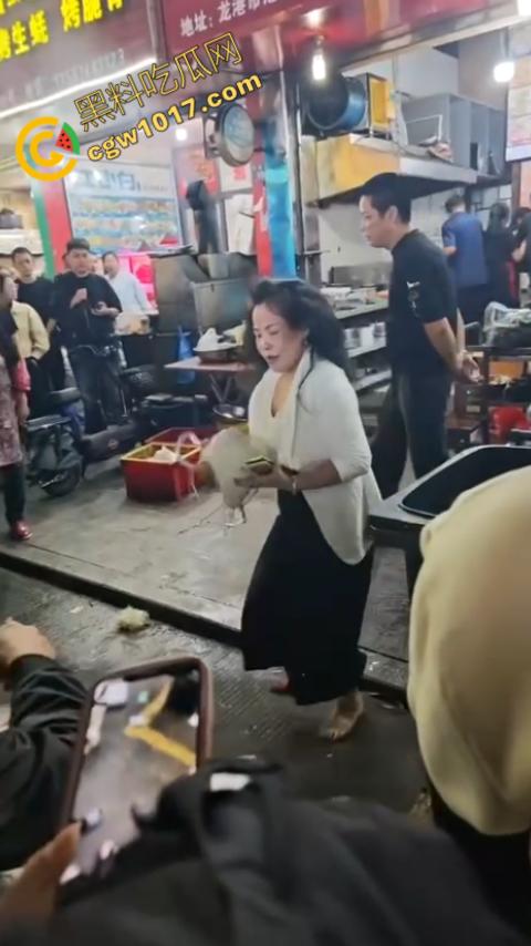 热闹龙港夜市：原配大战小三，血雨腥风惊百客围观！温州最疯狂烧烤摊街头对决，拳风猛烈，头发乱飞，争风吃醋，看个痛快！  第9张