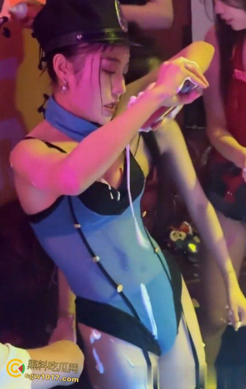 开单狗推酒吧狂爆金币，极品身材性感美女香槟湿身热舞，黑丝翘臀性感诱人，尺度炸裂到极致！  第1张