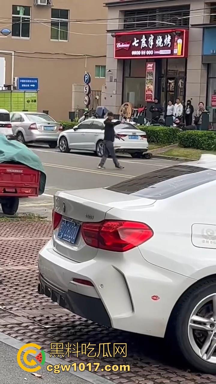 惠安男子拿把玩具枪当路霸，马路中央举起AK对过往车辆拦停，嘴里喊着执行公务，手中的枪发出音响笑死！  第6张