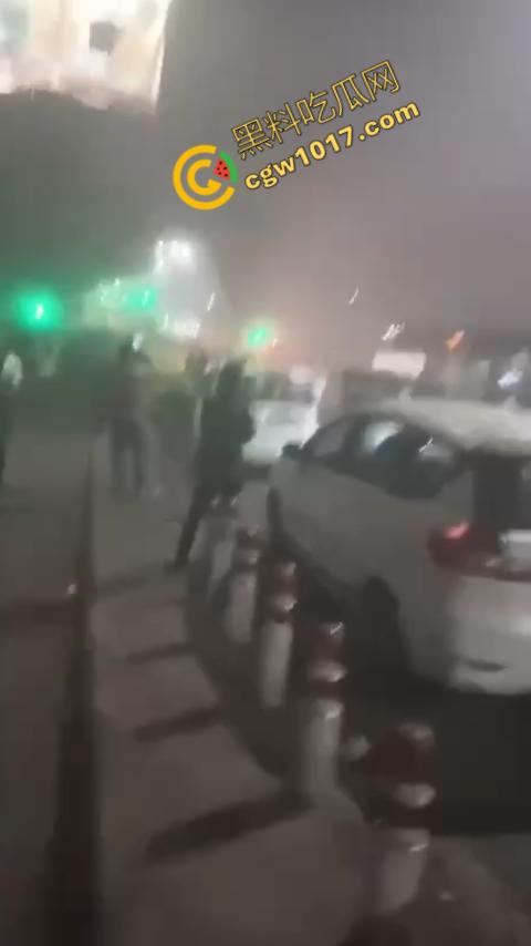 印度新德里景区爆炸震惊世人，鲜血渗透街道，8人当场死亡，惨烈火光照亮恐怖夜空，如同地狱修罗场！  第2张