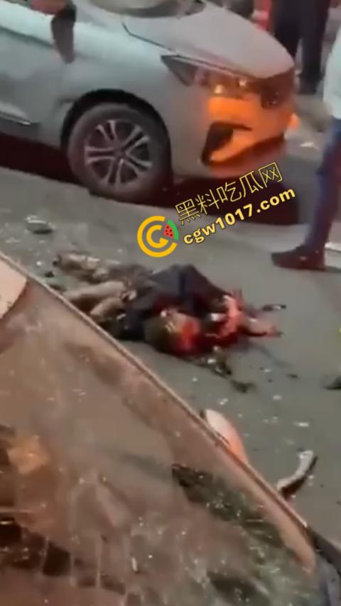 印度新德里景区爆炸震惊世人，鲜血渗透街道，8人当场死亡，惨烈火光照亮恐怖夜空，如同地狱修罗场！  第7张