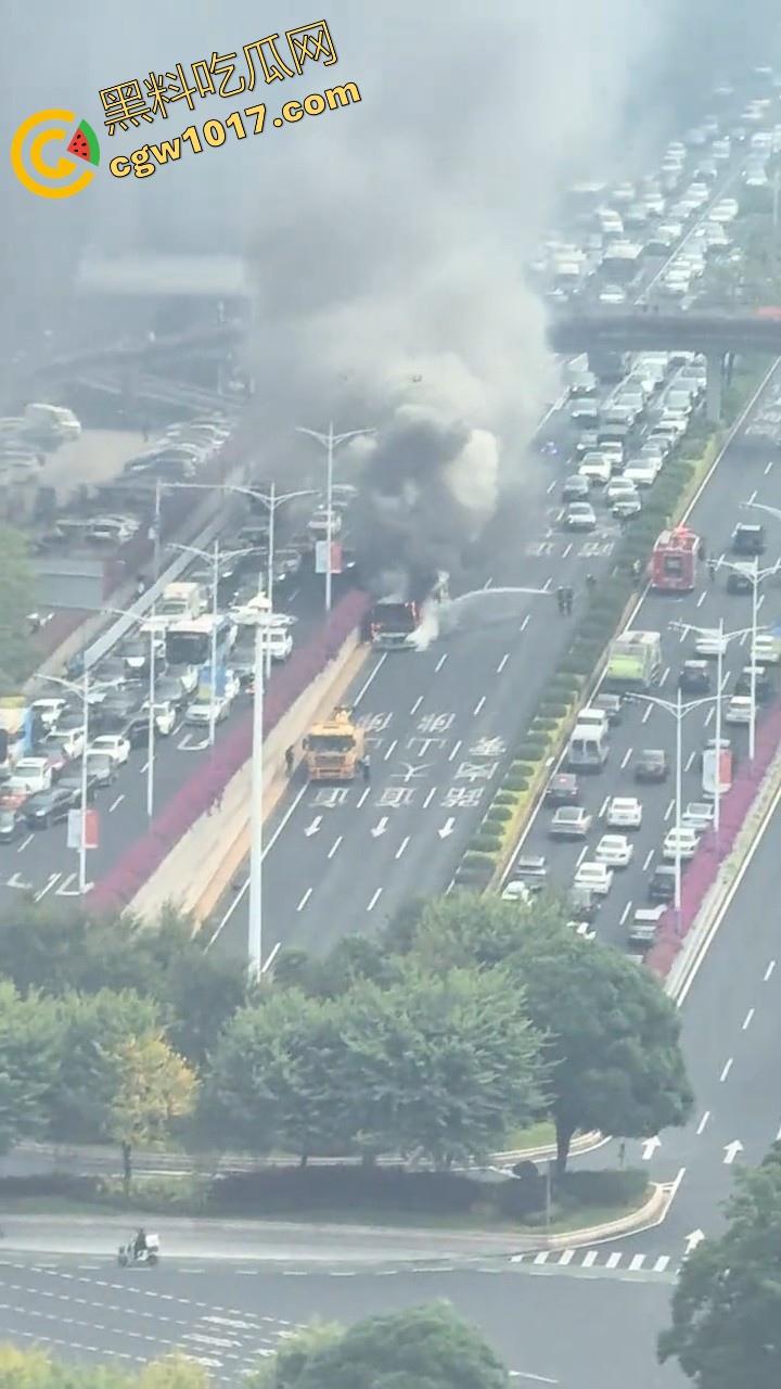 广东佛山季华园隧道口公交车发生自燃，现场浓烟滚滚，火势极其的大，具体自燃原因还待查明！  第2张