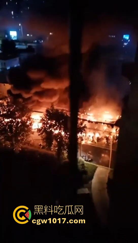 广东韶关碧桂园天玺湾，电动车充电自燃着大火，又是电动车着火，不管是在路上还是停车场真得离电车远点！  第7张