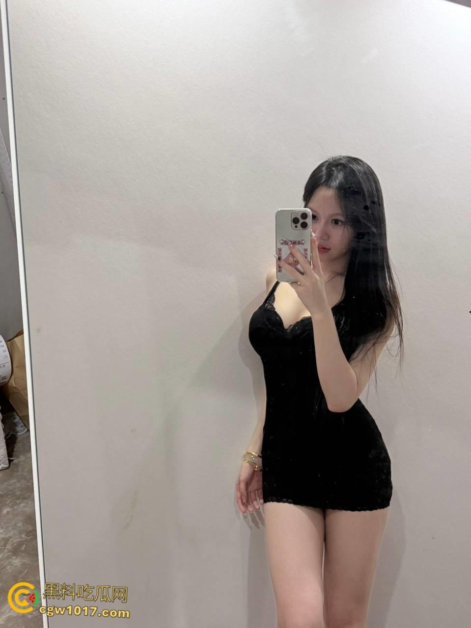 下午硬的受不了，把牛仔裤巨乳姐姐约出来，前凸后翘超长深沟，巨乳饱满主动骑乘，蜜穴在镜头前被肆意抽插！  第2张