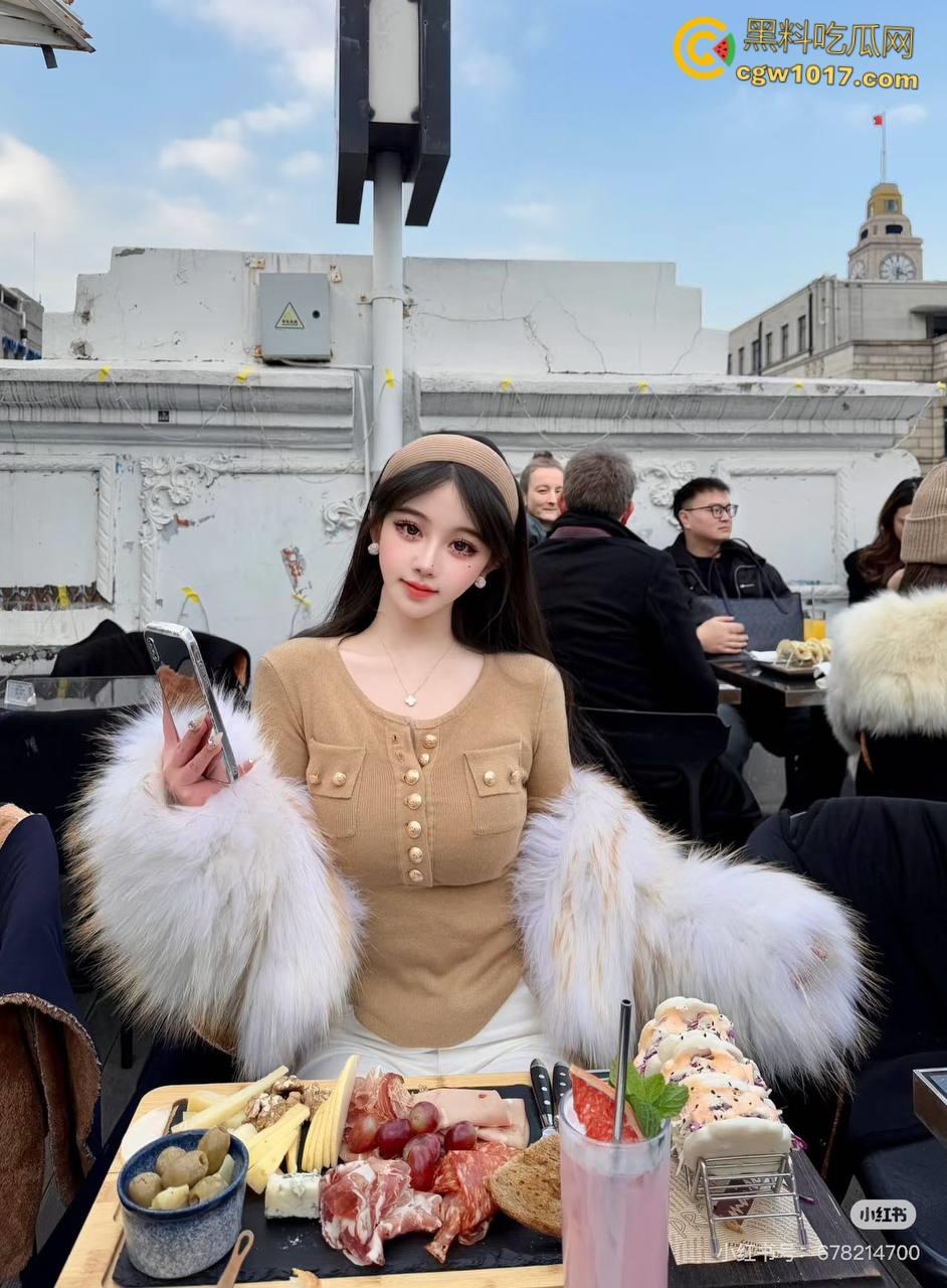 下午硬的受不了，把牛仔裤巨乳姐姐约出来，前凸后翘超长深沟，巨乳饱满主动骑乘，蜜穴在镜头前被肆意抽插！  第3张