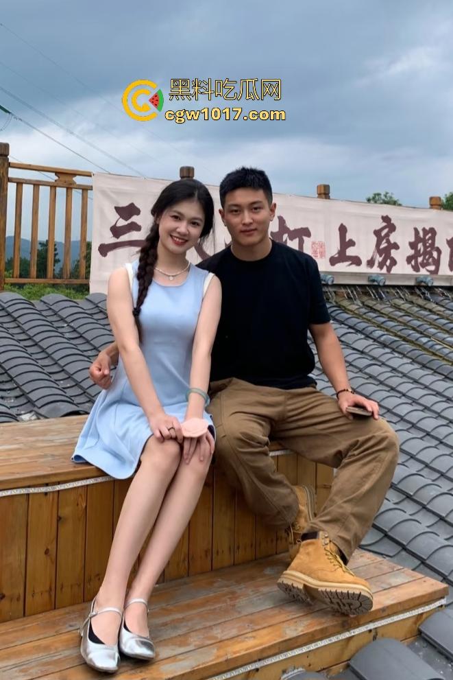 从白天到黑夜，4号楼教学楼户外石椅，校园男女搔痒难耐，穿开裆裤疯狂骑乘！书扔地上，奶子握在手里！  第5张