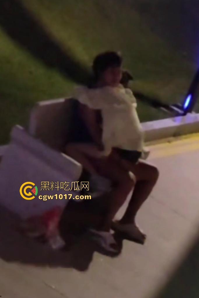 从白天到黑夜，4号楼教学楼户外石椅，校园男女搔痒难耐，穿开裆裤疯狂骑乘！书扔地上，奶子握在手里！  第6张