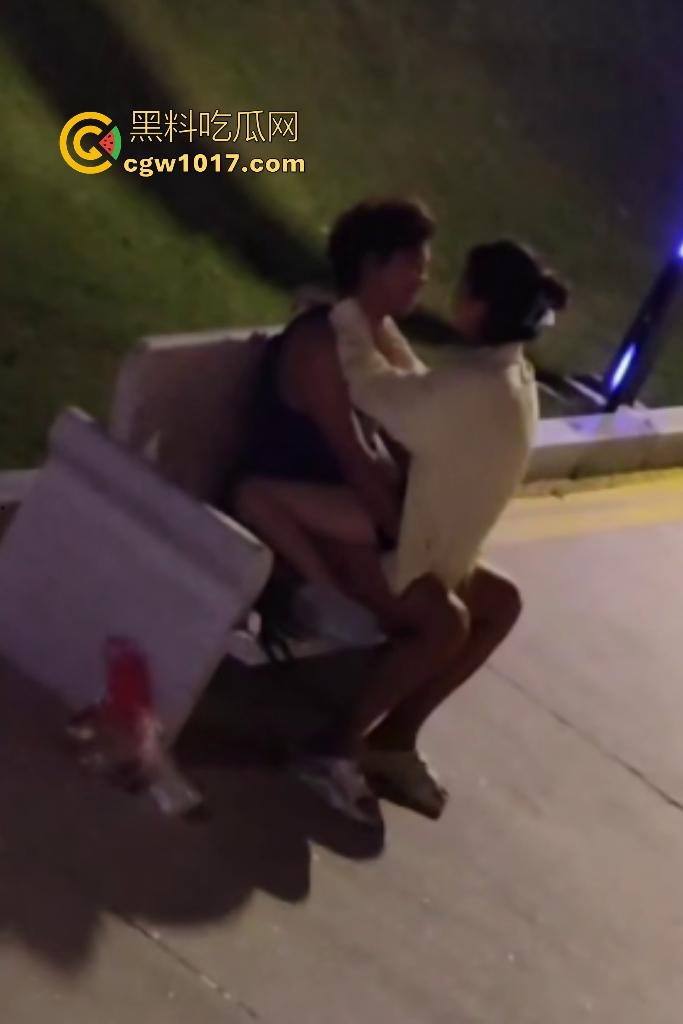 从白天到黑夜，4号楼教学楼户外石椅，校园男女搔痒难耐，穿开裆裤疯狂骑乘！书扔地上，奶子握在手里！  第8张