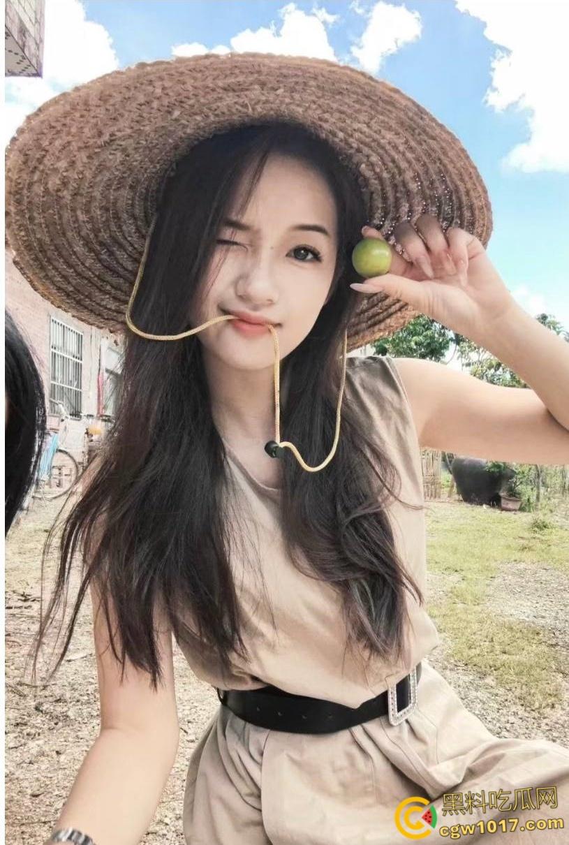 让姐姐插着跳蛋打扫卫生，饥渴奶奶的的姐姐，捏着奶子还喊着爸爸操我，按住头疯狂口交，后入内射小嫩穴！  第2张