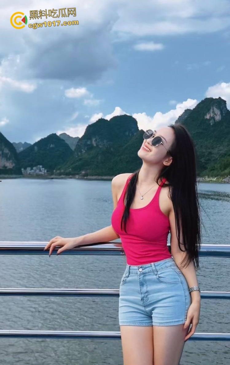 让姐姐插着跳蛋打扫卫生，饥渴奶奶的的姐姐，捏着奶子还喊着爸爸操我，按住头疯狂口交，后入内射小嫩穴！  第3张