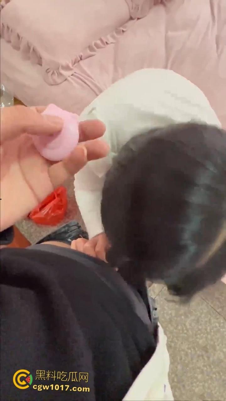 让姐姐插着跳蛋打扫卫生，饥渴奶奶的的姐姐，捏着奶子还喊着爸爸操我，按住头疯狂口交，后入内射小嫩穴！  第6张