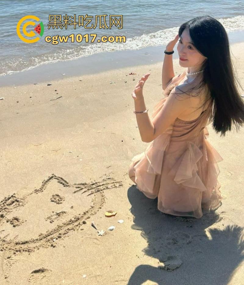 海南极品英语老师【刘玉瑶】跟男友性爱视频曝光，课后做爱释放欲望，狂扣肥逼抱起猛操，啪啪声回荡室内，端庄女教师私下野性十足！  第1张