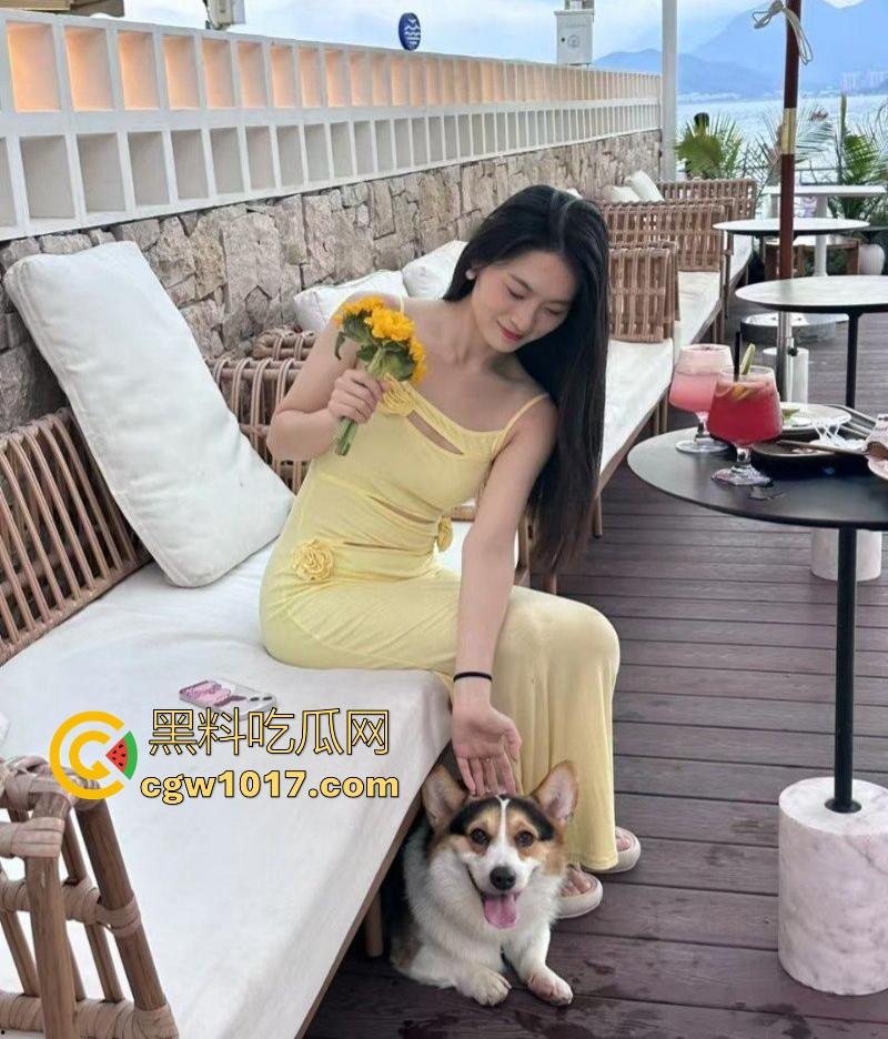 海南极品英语老师【刘玉瑶】跟男友性爱视频曝光，课后做爱释放欲望，狂扣肥逼抱起猛操，啪啪声回荡室内，端庄女教师私下野性十足！  第2张