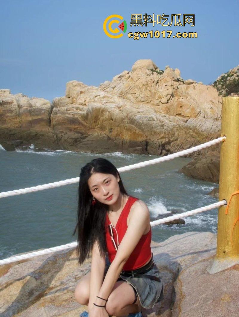 海南极品英语老师【刘玉瑶】跟男友性爱视频曝光，课后做爱释放欲望，狂扣肥逼抱起猛操，啪啪声回荡室内，端庄女教师私下野性十足！  第4张