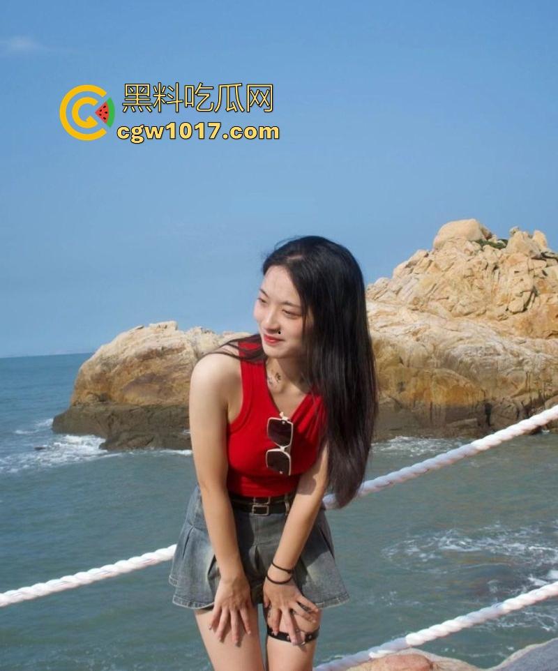 海南极品英语老师【刘玉瑶】跟男友性爱视频曝光，课后做爱释放欲望，狂扣肥逼抱起猛操，啪啪声回荡室内，端庄女教师私下野性十足！  第5张