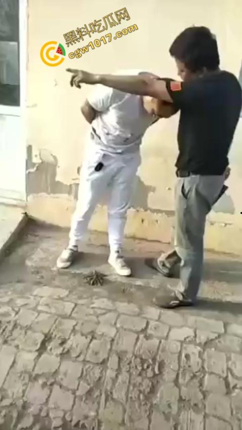 巷中血战：刀光闪烁，白衣男子求锤得锤，黑衣男子疯狂连刀，街头惊魂一幕，鲜血四溅，震惊全城！  第1张