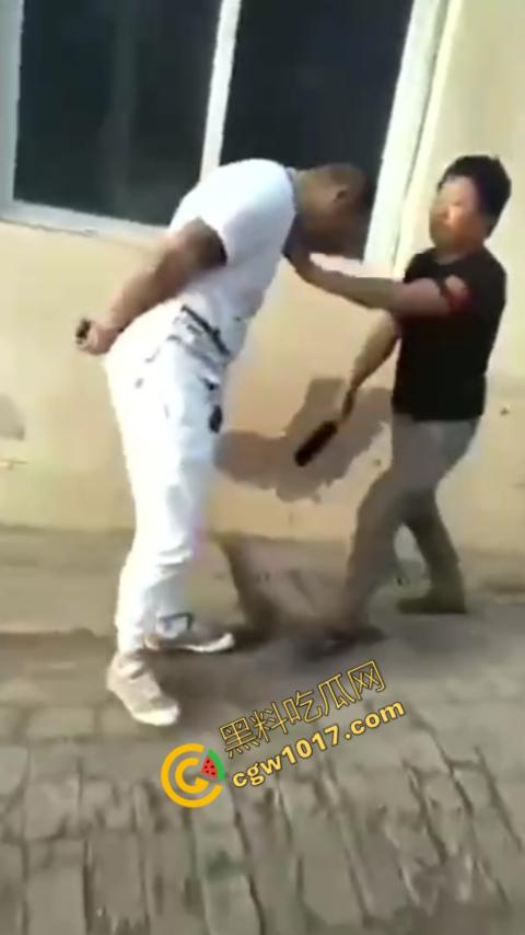 巷中血战：刀光闪烁，白衣男子求锤得锤，黑衣男子疯狂连刀，街头惊魂一幕，鲜血四溅，震惊全城！  第2张