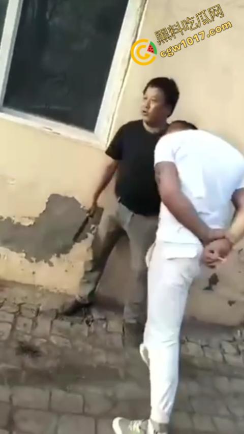 巷中血战：刀光闪烁，白衣男子求锤得锤，黑衣男子疯狂连刀，街头惊魂一幕，鲜血四溅，震惊全城！  第4张