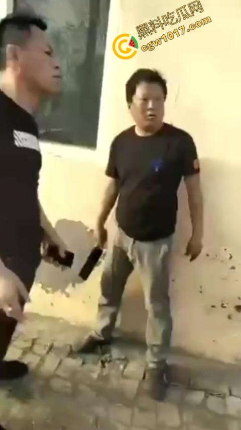 巷中血战：刀光闪烁，白衣男子求锤得锤，黑衣男子疯狂连刀，街头惊魂一幕，鲜血四溅，震惊全城！  第6张