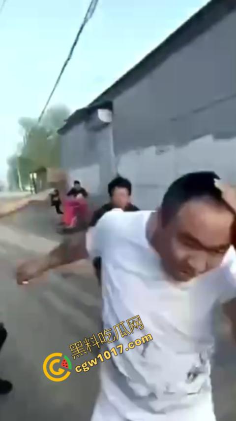 巷中血战：刀光闪烁，白衣男子求锤得锤，黑衣男子疯狂连刀，街头惊魂一幕，鲜血四溅，震惊全城！  第8张