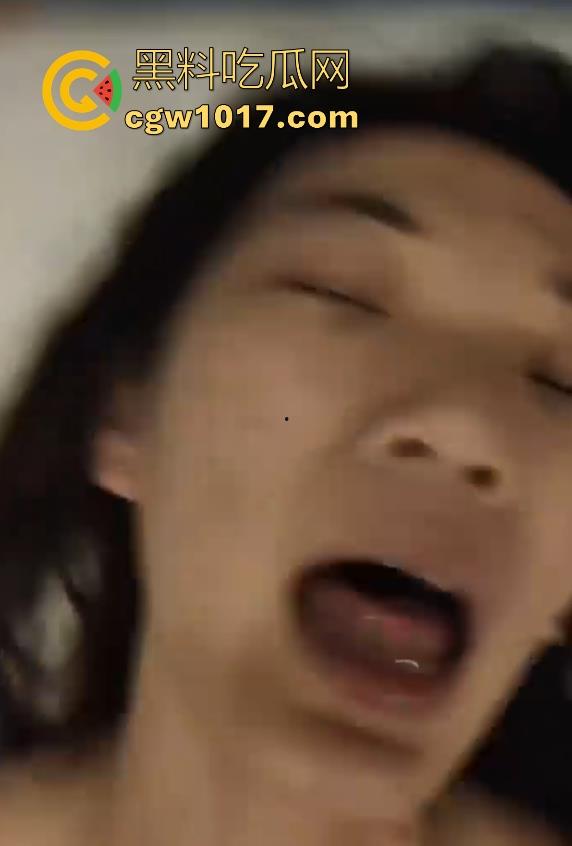 东北师范学大学淫荡小母狗【魏梦】与男友做爱视频曝光，日常花式做爱镜头面前大胆展示小嫩逼，真是应了那句十个眼镜九个骚！  第5张