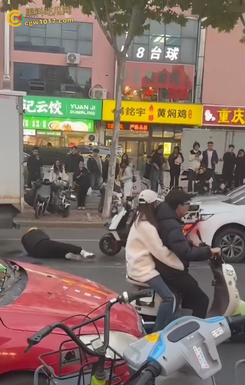 山东日照银色小车撞倒外卖小哥，下车后非但不道歉，反倒暴跳如雷，还遭司机浇水辱骂，路人怒斥霸凌 ！  第2张