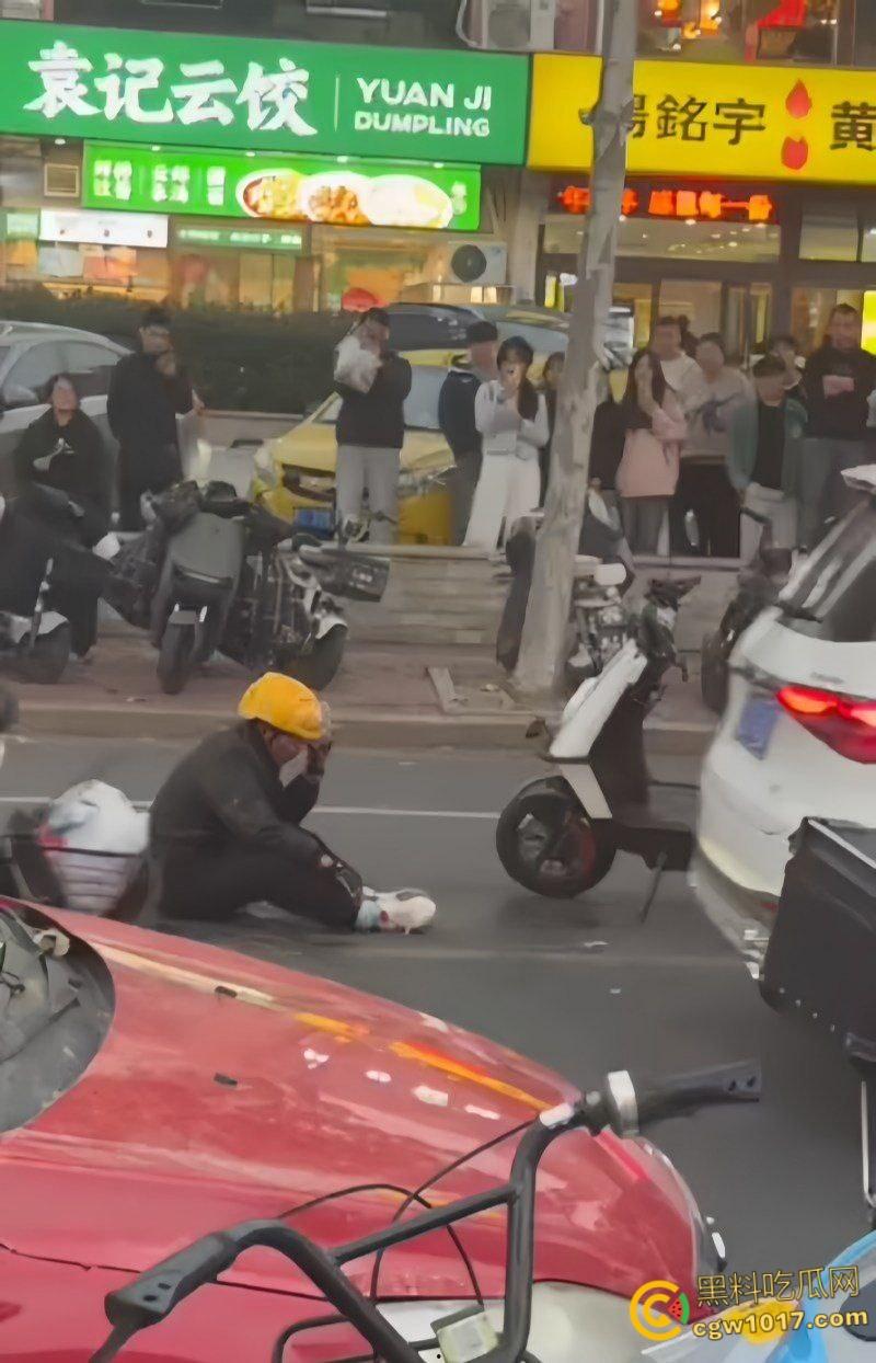 山东日照银色小车撞倒外卖小哥，下车后非但不道歉，反倒暴跳如雷，还遭司机浇水辱骂，路人怒斥霸凌 ！  第3张