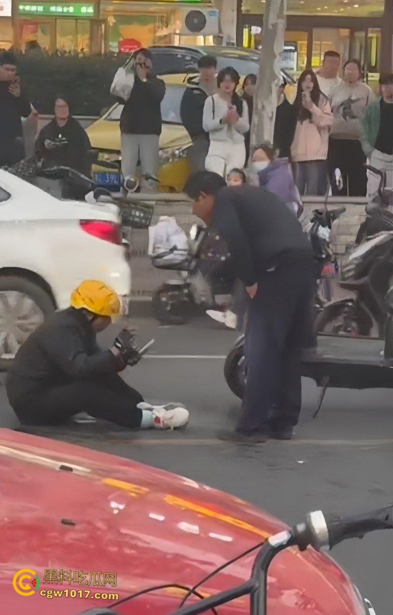 山东日照银色小车撞倒外卖小哥，下车后非但不道歉，反倒暴跳如雷，还遭司机浇水辱骂，路人怒斥霸凌 ！  第4张