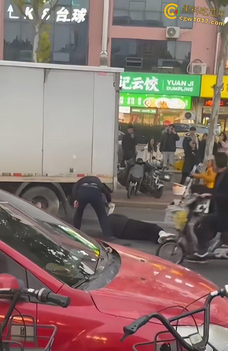 山东日照银色小车撞倒外卖小哥，下车后非但不道歉，反倒暴跳如雷，还遭司机浇水辱骂，路人怒斥霸凌 ！  第5张