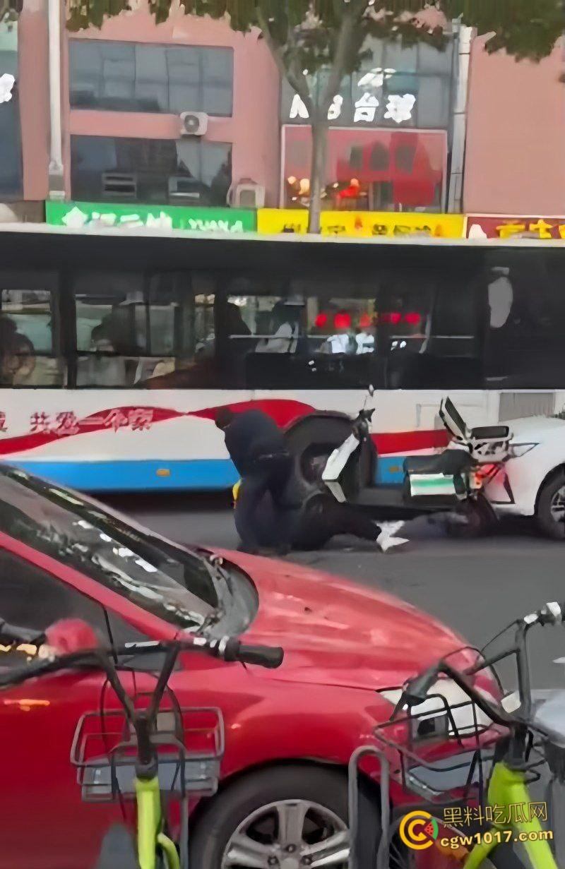 山东日照银色小车撞倒外卖小哥，下车后非但不道歉，反倒暴跳如雷，还遭司机浇水辱骂，路人怒斥霸凌 ！  第6张