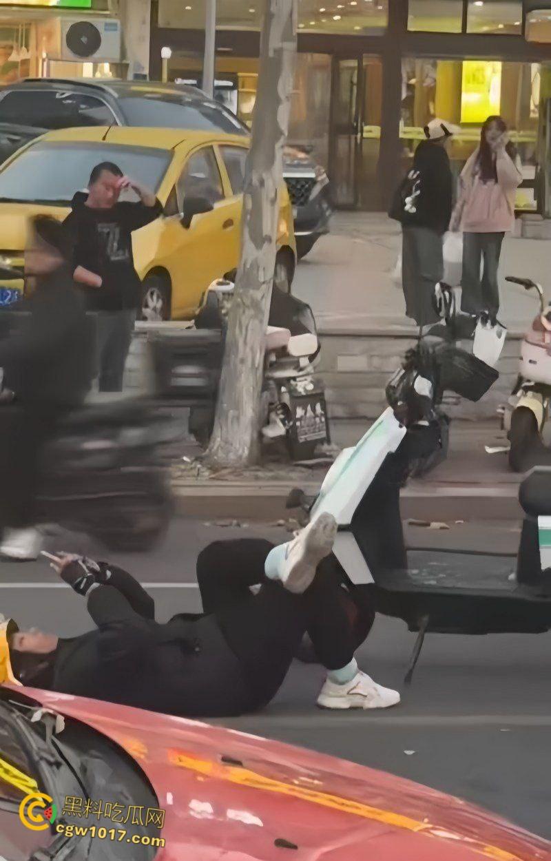 山东日照银色小车撞倒外卖小哥，下车后非但不道歉，反倒暴跳如雷，还遭司机浇水辱骂，路人怒斥霸凌 ！  第7张