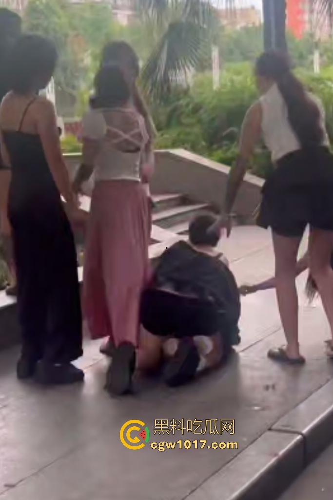成都白天精神小妹集美们6打3！高跟踹头脱鞋底砸脑门太狠，三人牛逼抗打多人围殴，最后还得是男人来拉架！  第4张