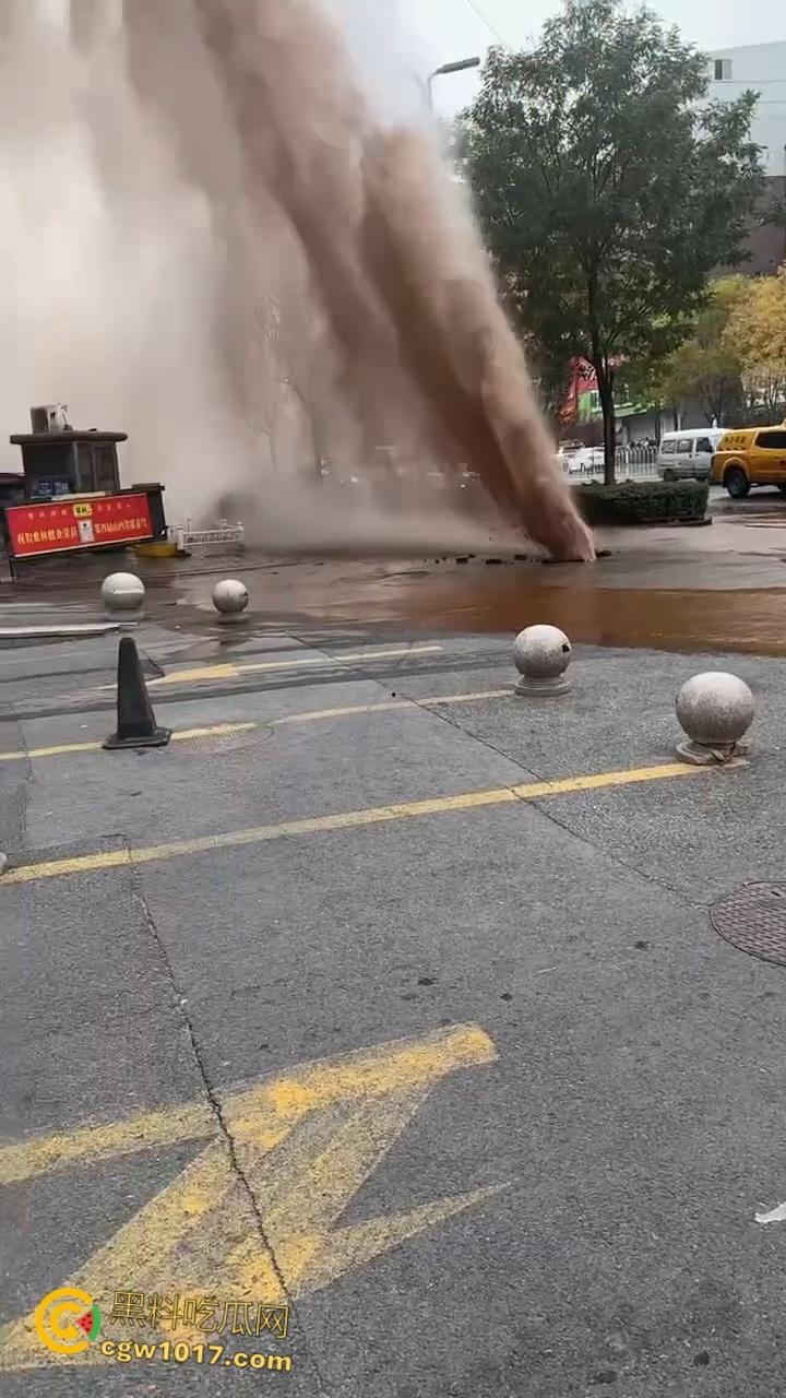 山西太原晋煤悦城，暖气主管道破裂嗷嗷喷水，高温热水裹挟泥沙喷涌而出，水柱高达数米 ！  第2张