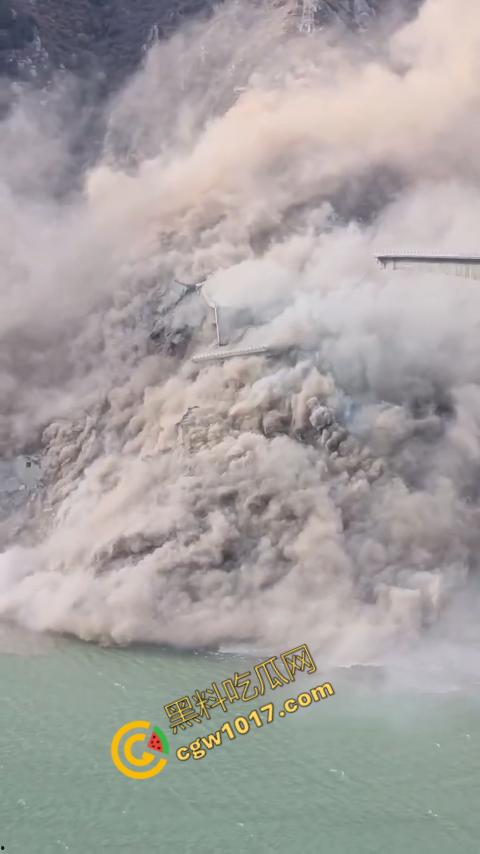 惊悚一幕！四川红旗大桥瞬间坍塌，山体滑坡无情吞噬人类杰作，初建十月竟成废墟，心惊胆战！  第2张