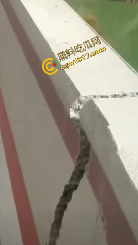 惊悚一幕！四川红旗大桥瞬间坍塌，山体滑坡无情吞噬人类杰作，初建十月竟成废墟，心惊胆战！  第3张