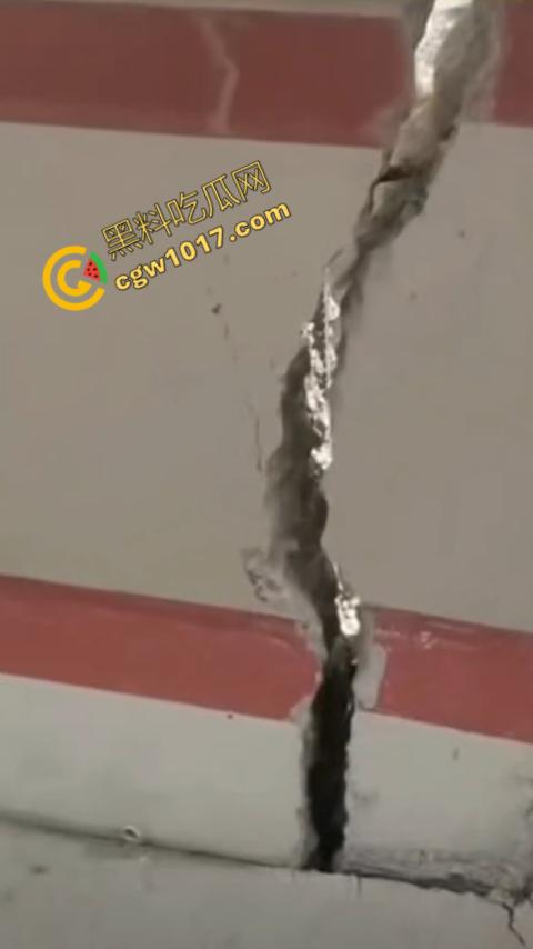 惊悚一幕！四川红旗大桥瞬间坍塌，山体滑坡无情吞噬人类杰作，初建十月竟成废墟，心惊胆战！  第4张