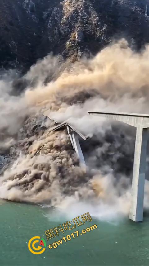 惊悚一幕！四川红旗大桥瞬间坍塌，山体滑坡无情吞噬人类杰作，初建十月竟成废墟，心惊胆战！  第5张