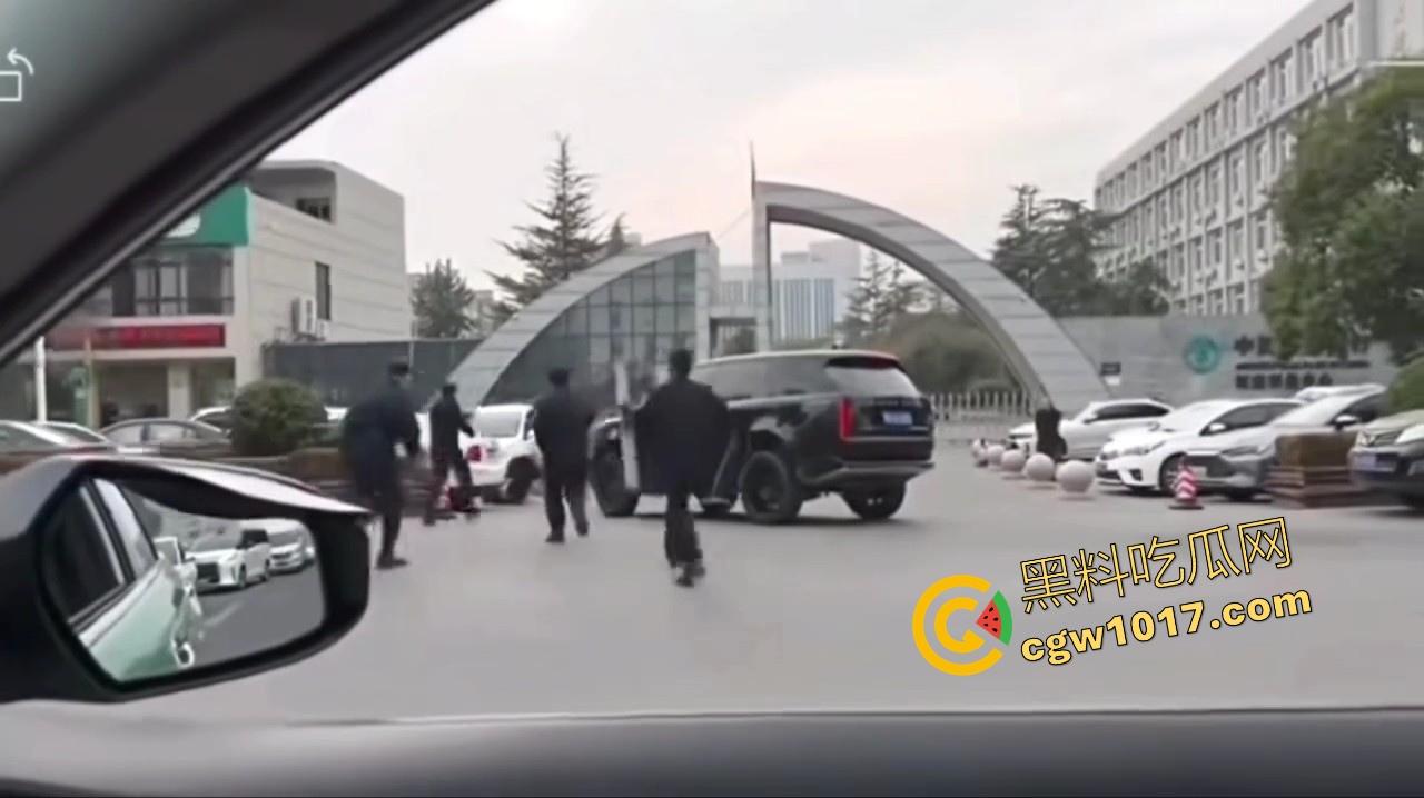 大型纪录片【路虎宣传片】持续为你播出，路虎大哥见义勇为撞翻持刀男子，后退瞄准机会就撞上去，难怪你能开路虎！  第7张