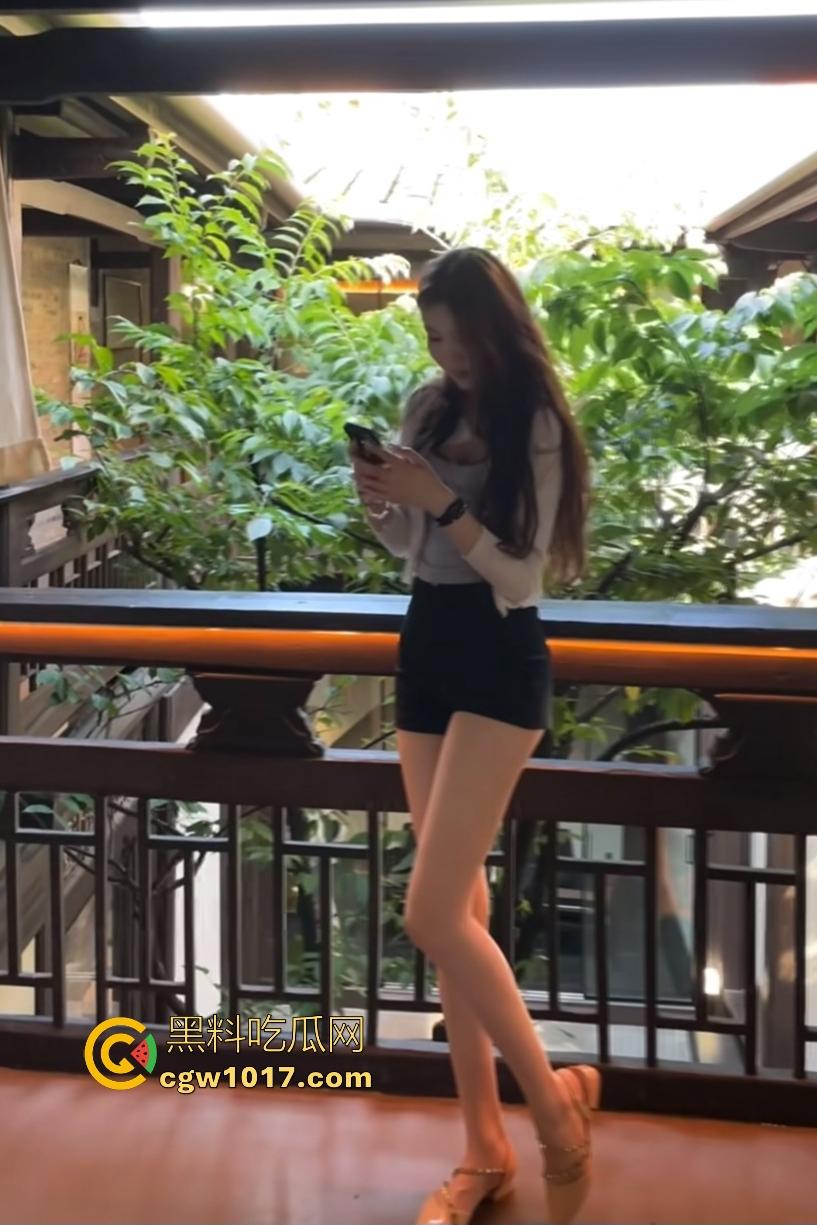 隔壁御姐太瘦了，来到她家给她吃点补品！无毛鲍被猛男操到眼神迷离，太瘦都不敢用力操，干脆口爆灌进去吧！  第5张