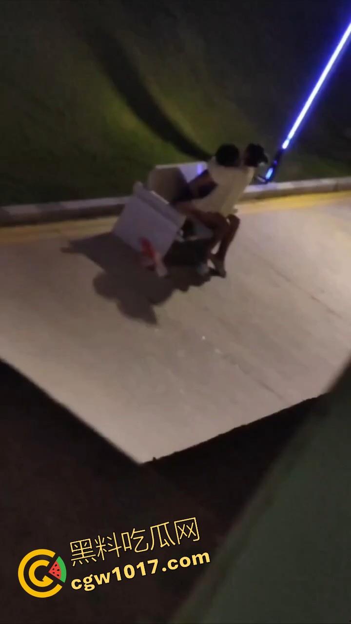 书扔到了地上，奶子握在了手里，从白天到黑夜，从4号楼到教学楼，广东海洋学院色情男女随机户外调教！  第2张