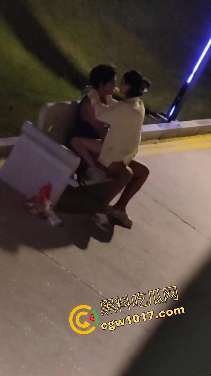 书扔到了地上，奶子握在了手里，从白天到黑夜，从4号楼到教学楼，广东海洋学院色情男女随机户外调教！  第3张