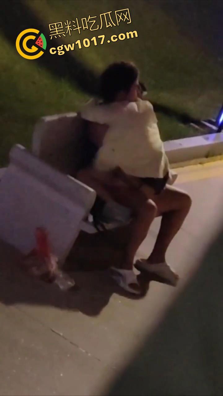 书扔到了地上，奶子握在了手里，从白天到黑夜，从4号楼到教学楼，广东海洋学院色情男女随机户外调教！  第4张