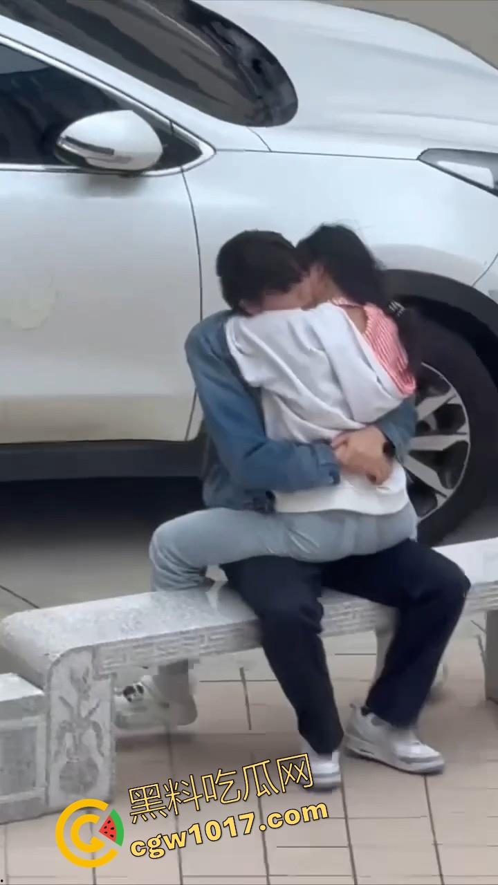 书扔到了地上，奶子握在了手里，从白天到黑夜，从4号楼到教学楼，广东海洋学院色情男女随机户外调教！  第5张