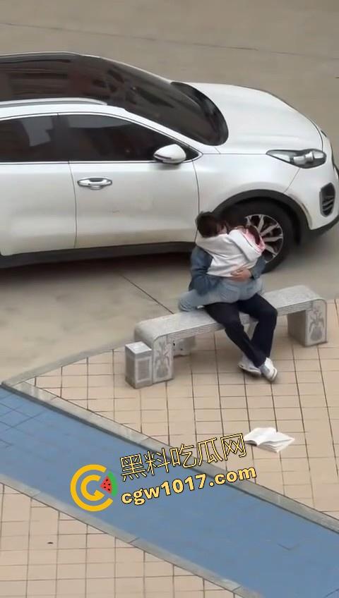 书扔到了地上，奶子握在了手里，从白天到黑夜，从4号楼到教学楼，广东海洋学院色情男女随机户外调教！  第7张